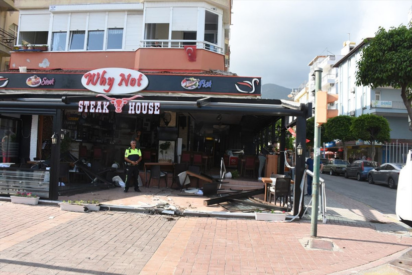 Antalya'da kaldırıma çıkan araba şarkıcı Lara Keskin'e çarptı - Resim: 4