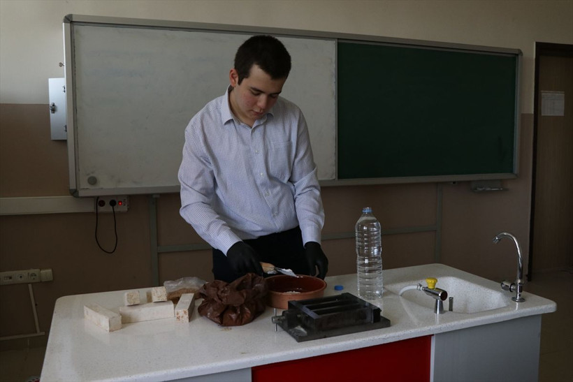 Niğde'de lise öğrencisi talaştan tuğla üretti - Resim: 4