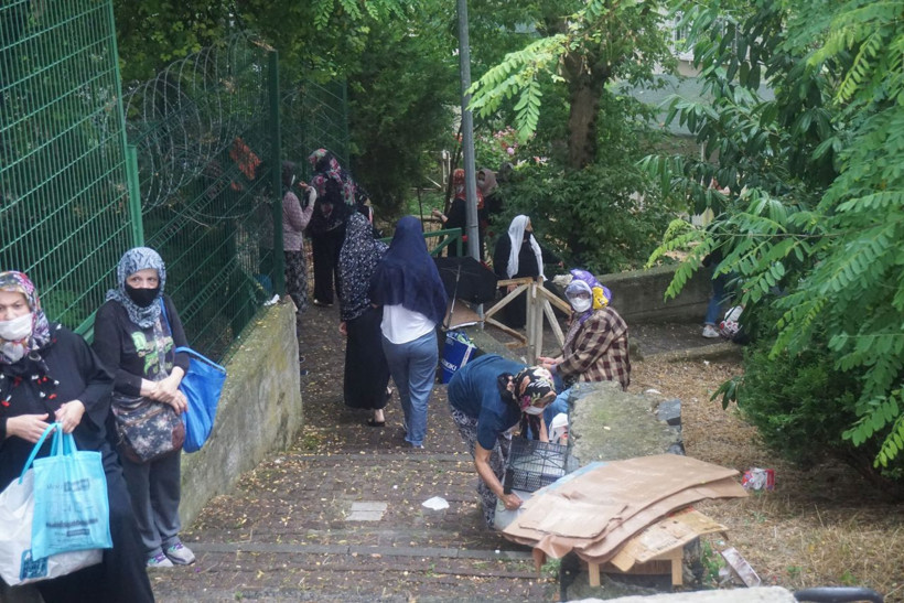 Bakırköy'de Zuhuratbaba Türbesi'nde aileler LGS duası etti - Resim: 1