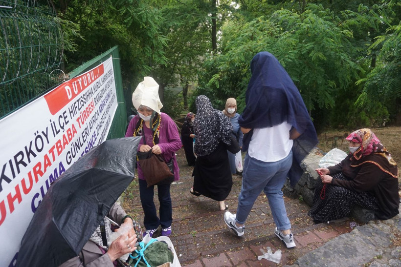 Bakırköy'de Zuhuratbaba Türbesi'nde aileler LGS duası etti - Resim: 2