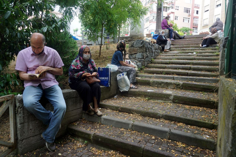 Bakırköy'de Zuhuratbaba Türbesi'nde aileler LGS duası etti - Resim: 4