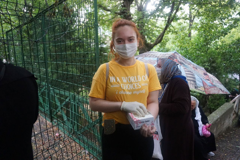 Bakırköy'de Zuhuratbaba Türbesi'nde aileler LGS duası etti - Resim: 3