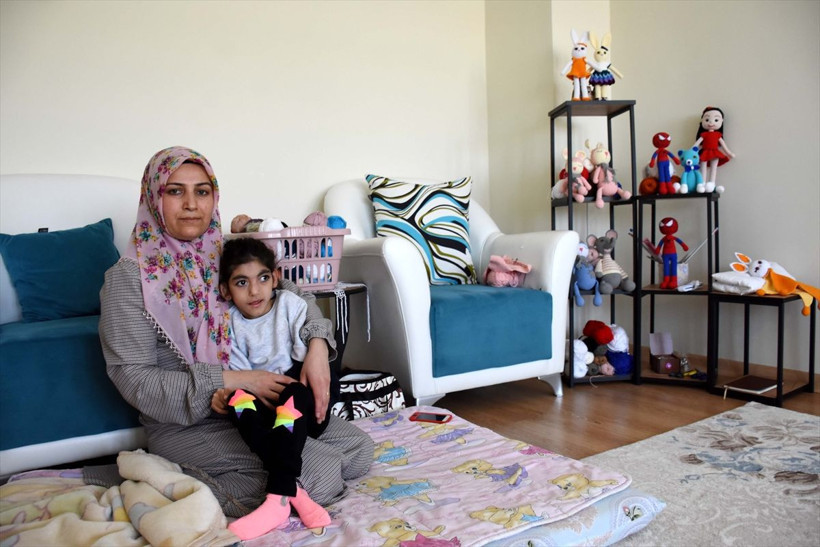 Muş'ta meme kanseriyle savaşan anne felçli kızı için oyuncak örüp satıyor - Resim: 3