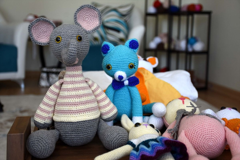 Muş'ta meme kanseriyle savaşan anne felçli kızı için oyuncak örüp satıyor - Resim: 2