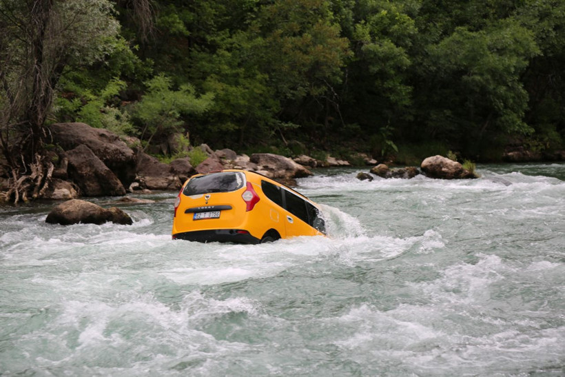 Tunceli’de Munzur Çayı’na uçan taksi için ekipler seferber edildi - Resim: 1