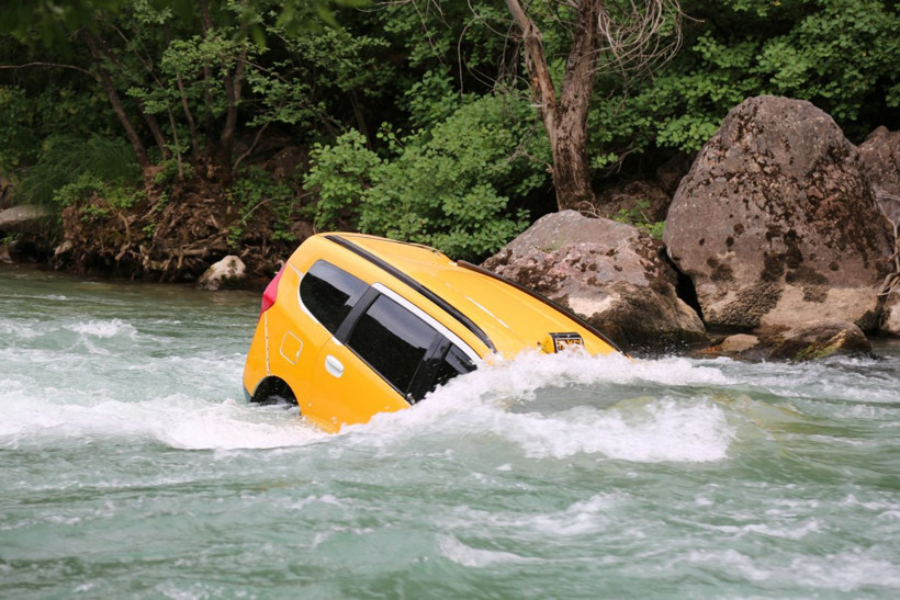 Tunceli’de Munzur Çayı’na uçan taksi için ekipler seferber edildi - Resim: 4