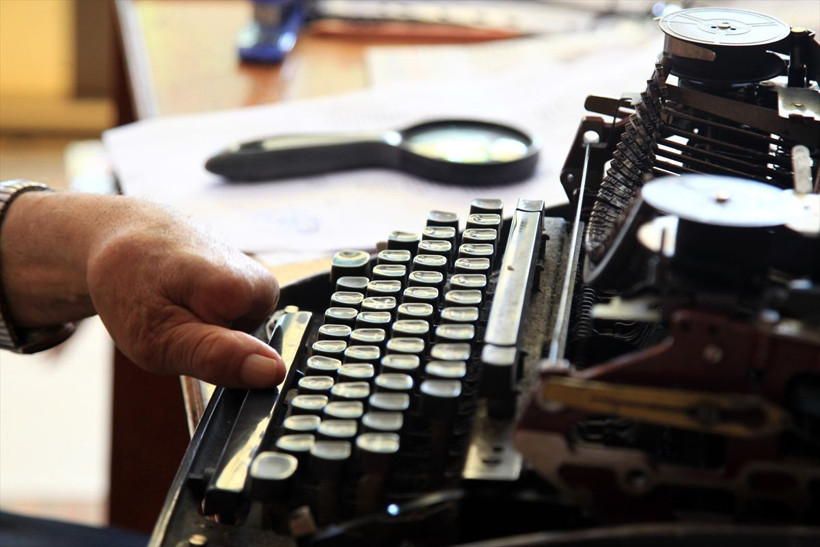 Samsun'da tek parmağıyla 38 yıldır daktiloyla dilekçe yazıyor - Resim: 1