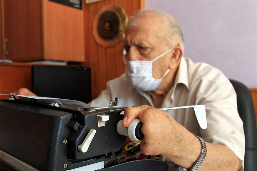 Samsun'da tek parmağıyla 38 yıldır daktiloyla dilekçe yazıyor - Resim: 2