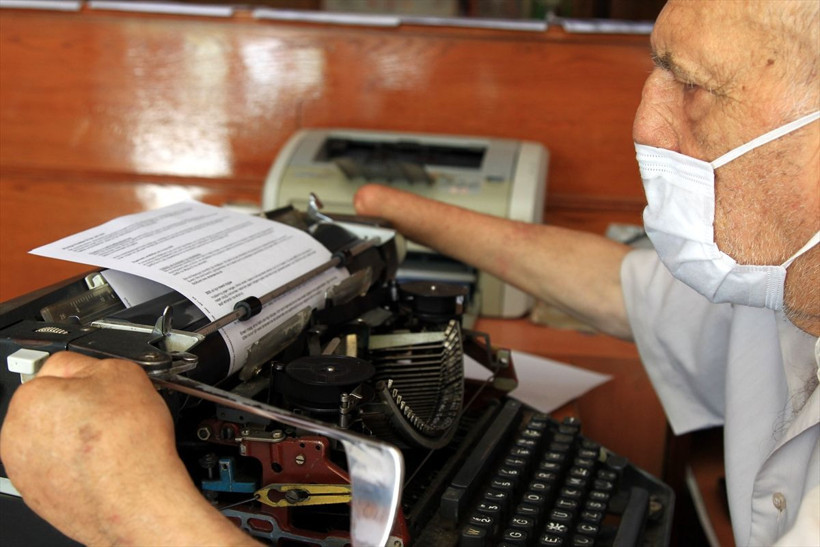 Samsun'da tek parmağıyla 38 yıldır daktiloyla dilekçe yazıyor - Resim: 3