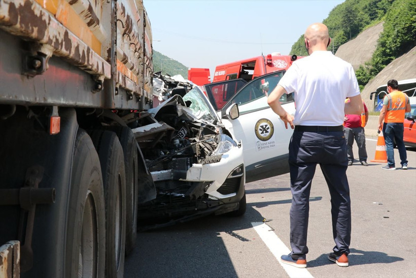Düzce'de feci kaza! Cip kamyona ok gibi saplandı 2 ölü 1 yaralı - Resim: 1