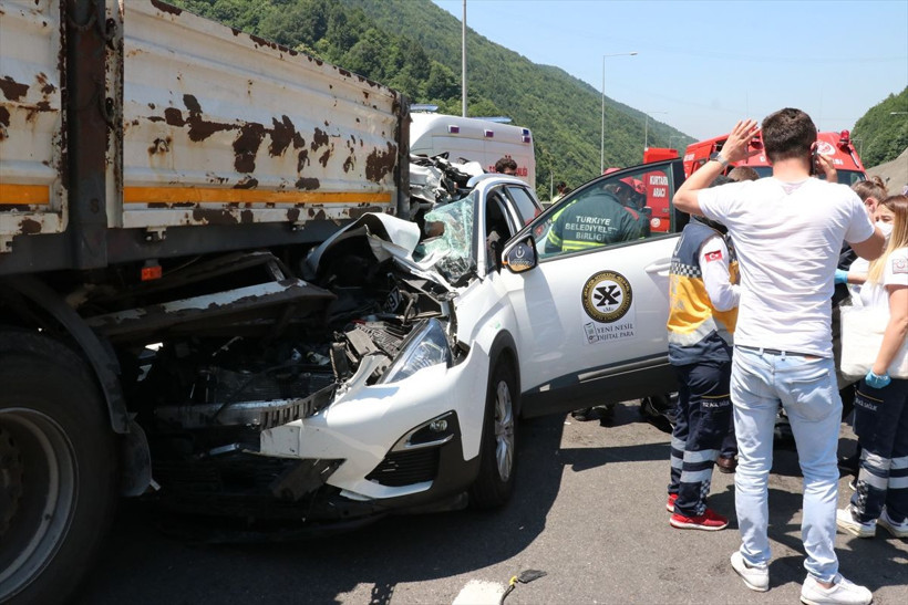Düzce'de feci kaza! Cip kamyona ok gibi saplandı 2 ölü 1 yaralı - Resim: 3