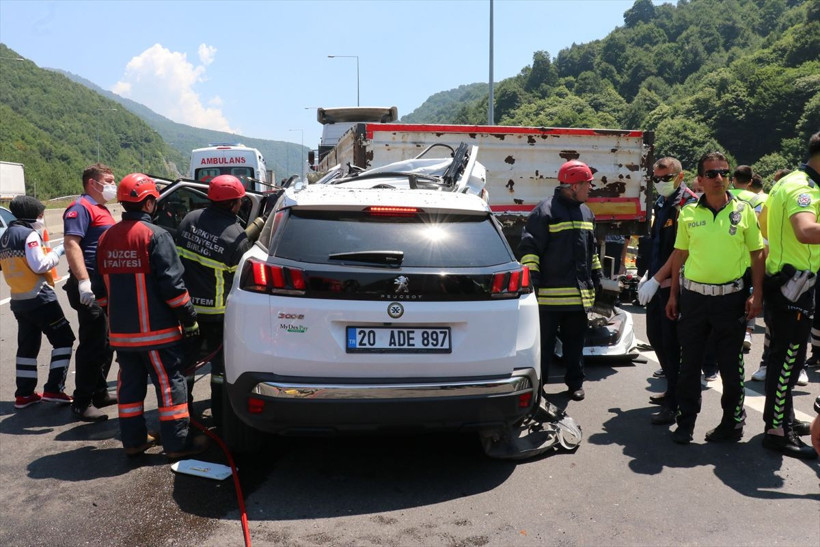 Düzce'de feci kaza! Cip kamyona ok gibi saplandı 2 ölü 1 yaralı - Resim: 4