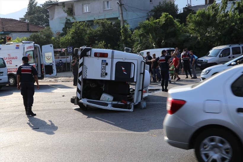 Aydın'da tarım işçilerini taşıyan minibüsle otomobil çarpıştı: 11 yaralı - Resim: 3