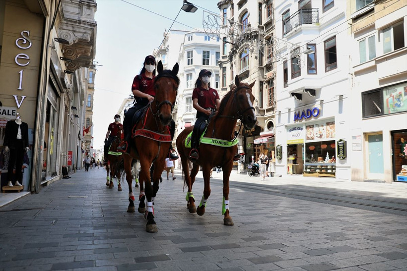 Atlı polisler Taksim'e çıktı Koronavirüs denetimi yaptı - Resim: 4