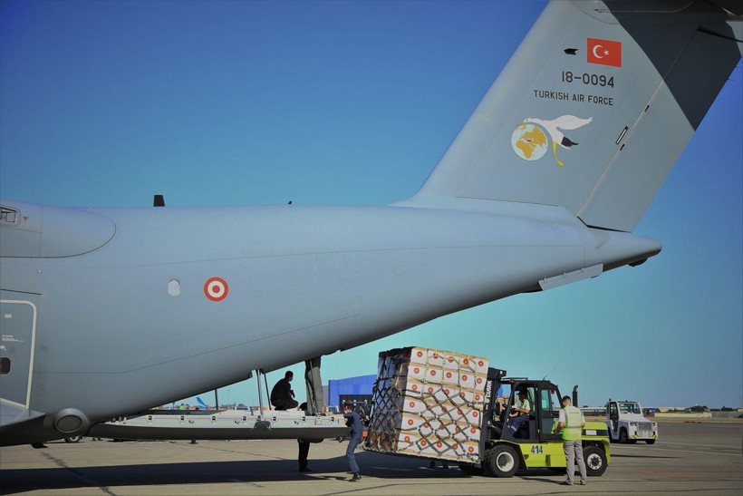 Türkiye'nin koronavirüsle mücadele için Azerbaycan'a gönderdiği tıbbi malzeme teslim edildi - Resim: 4