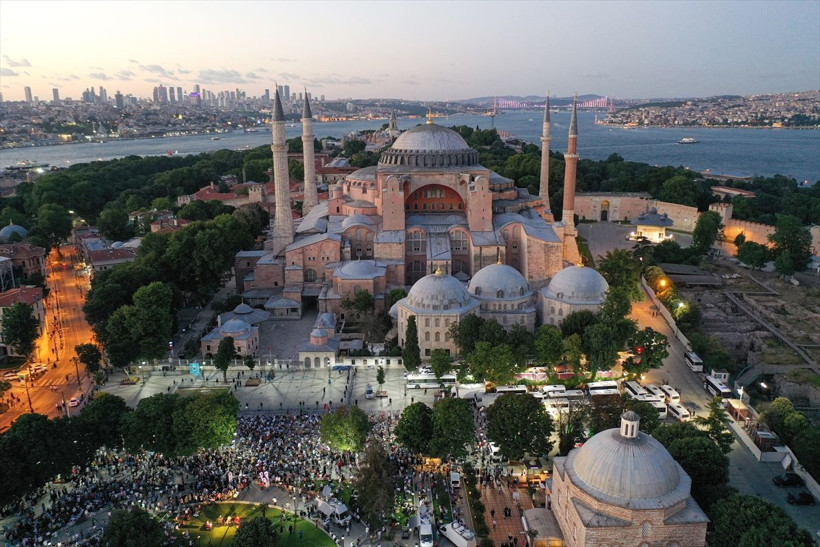 Ayasofya Meydanı'nda akşam namazı kılındı - Resim: 2