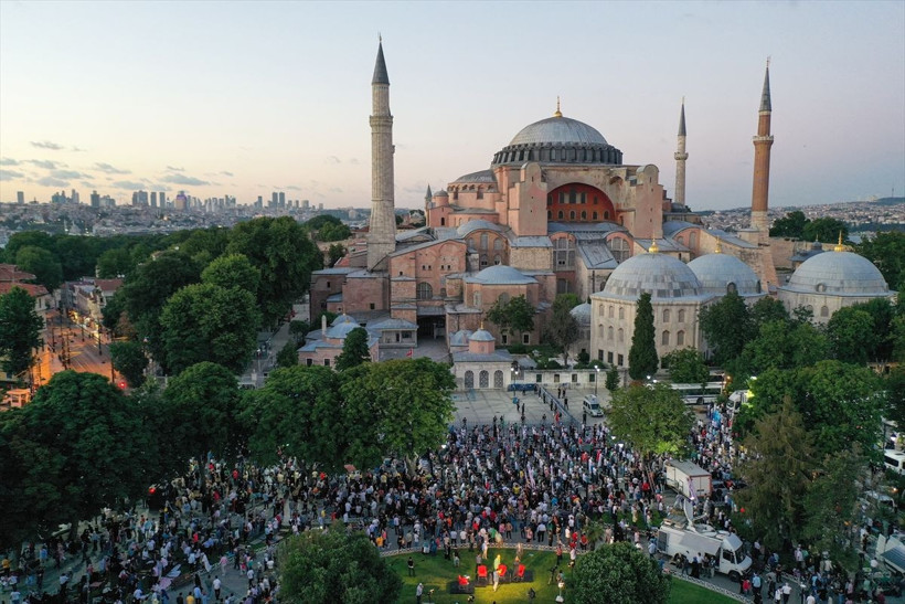 Ayasofya Meydanı'nda akşam namazı kılındı - Resim: 3