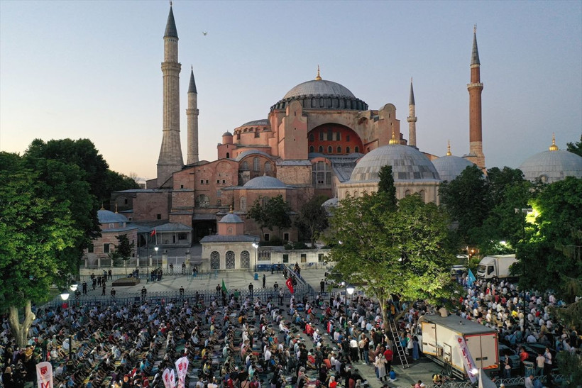 Ayasofya Meydanı'nda akşam namazı kılındı - Resim: 4