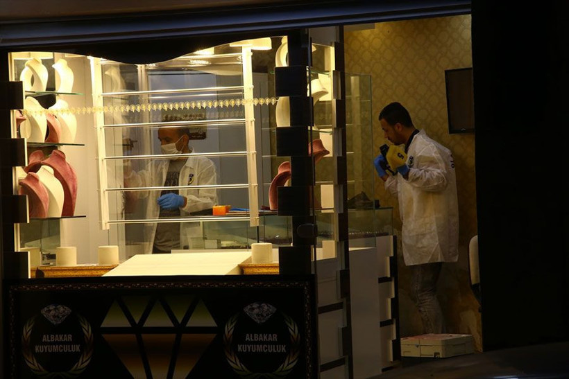 Hırsızlık şüphelisinin çaldığı paralar iç çamaşırında bulundu - Resim: 1