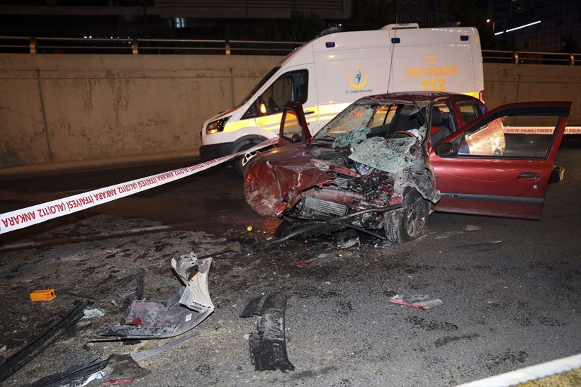Başkentte otomobil temizlik aracına arkadan çarptı: 2 ölü, 3 yaralı - Resim: 2