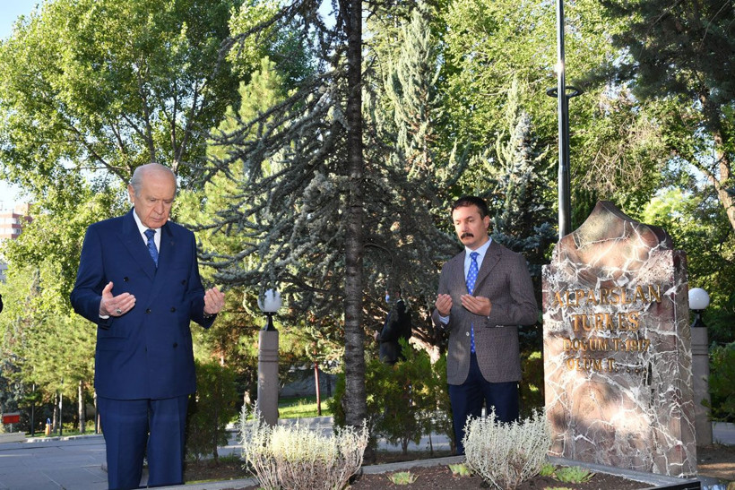 MHP lideri Bahçeli Kurban Bayramı'nın ilk ziyaretini Başbuğ Türkeş'e yaptı - Resim: 2