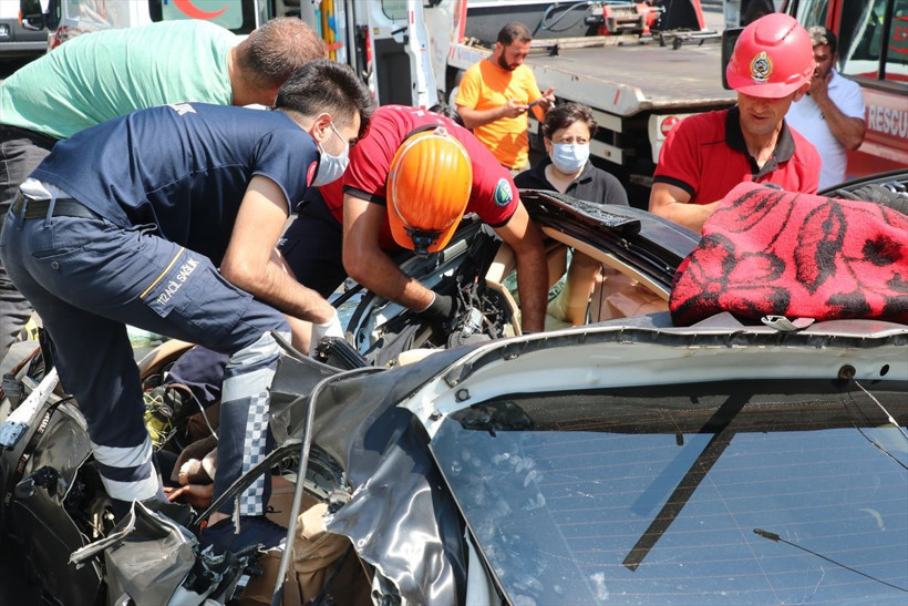 Bolu'da bariyere çarpan lüks cipin sürücüsü kadın yaralandı - Resim: 1