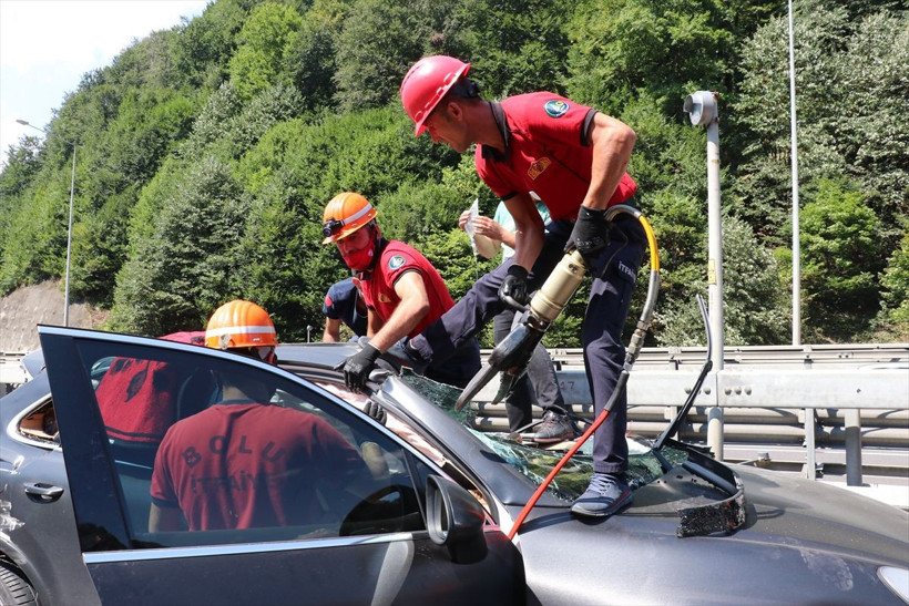Bolu'da bariyere çarpan lüks cipin sürücüsü kadın yaralandı - Resim: 4
