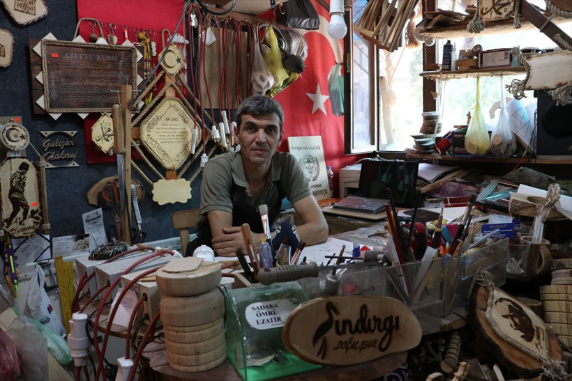 Balıkesir'de marangozdan görerek merak ettiği ahşap yakma sanatı ekmek kapısı oldu - Resim: 1