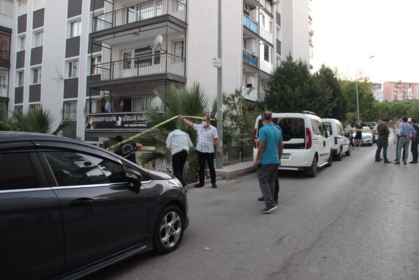 İzmir'de dehşet! Boşanma aşamasındaki astsubay eşinin iş yerini kana buladı - Resim: 1