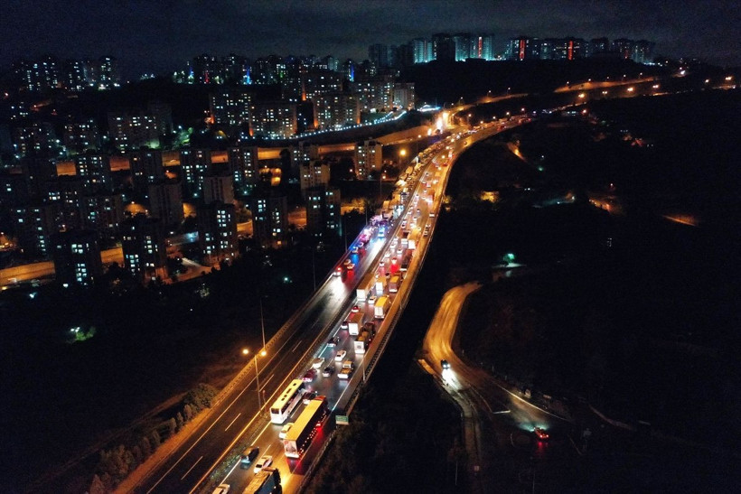 Kocaeli'deki zincirleme kazada TEM Otoyolu ulaşıma kapandı - Resim: 1