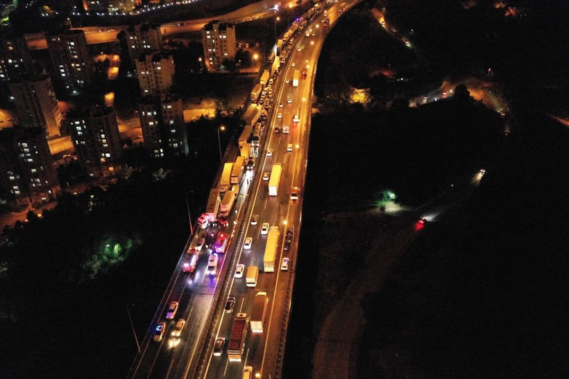 Kocaeli'deki zincirleme kazada TEM Otoyolu ulaşıma kapandı - Resim: 2