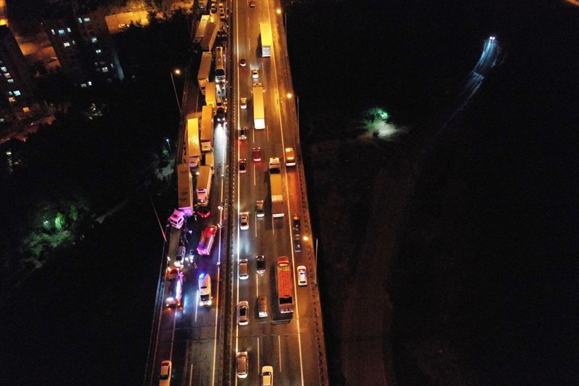 Kocaeli'deki zincirleme kazada TEM Otoyolu ulaşıma kapandı - Resim: 3