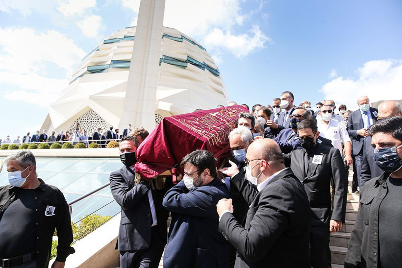 Suna Kıraç son yolculuğuna uğurlandı! Üzerine örtülen kırmızı örtü dikkat çekti - Resim: 2
