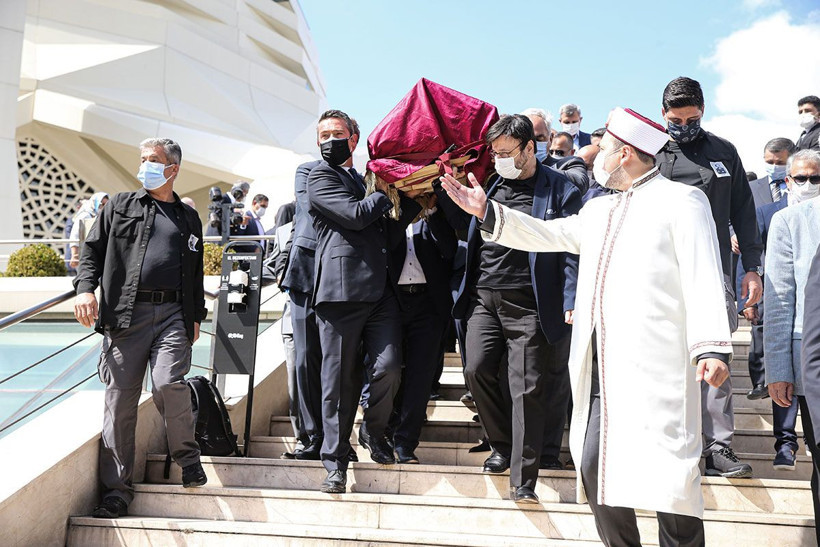 Suna Kıraç son yolculuğuna uğurlandı! Üzerine örtülen kırmızı örtü dikkat çekti - Resim: 3