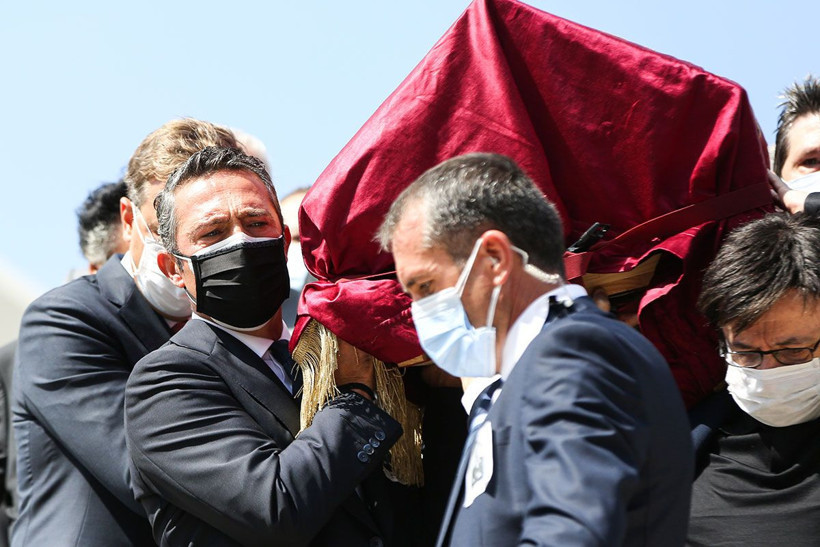 Suna Kıraç son yolculuğuna uğurlandı! Üzerine örtülen kırmızı örtü dikkat çekti - Resim: 4