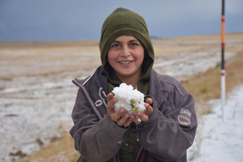 Kars eylülde beyaza büründü! Dolu yağışı kent merkezinde hayatı durdurdu - Resim: 1