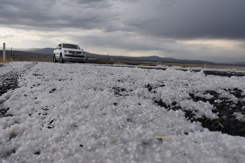 Kars eylülde beyaza büründü! Dolu yağışı kent merkezinde hayatı durdurdu - Resim: 2