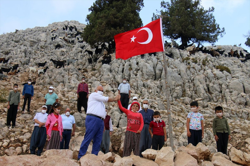 EBA'dan derslerini takip edemeyen Yörük kızı Gülsüm'e tablet - Resim: 2