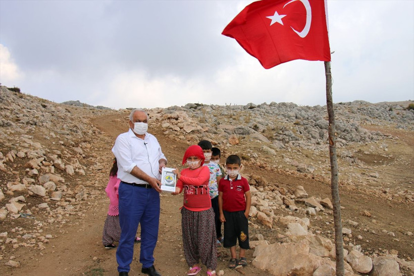 EBA'dan derslerini takip edemeyen Yörük kızı Gülsüm'e tablet - Resim: 3