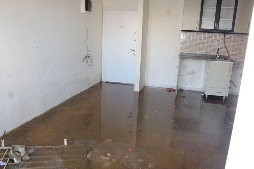 6 çocuklu aile 7 yıldır lağım suyu basan evde yaşıyor eşyaları çürüyüp bozuldu - Resim: 1