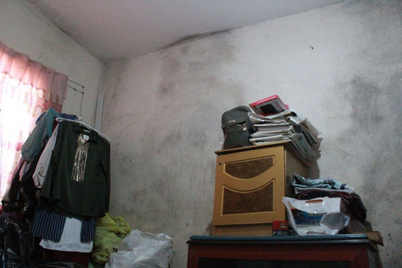 6 çocuklu aile 7 yıldır lağım suyu basan evde yaşıyor eşyaları çürüyüp bozuldu - Resim: 3