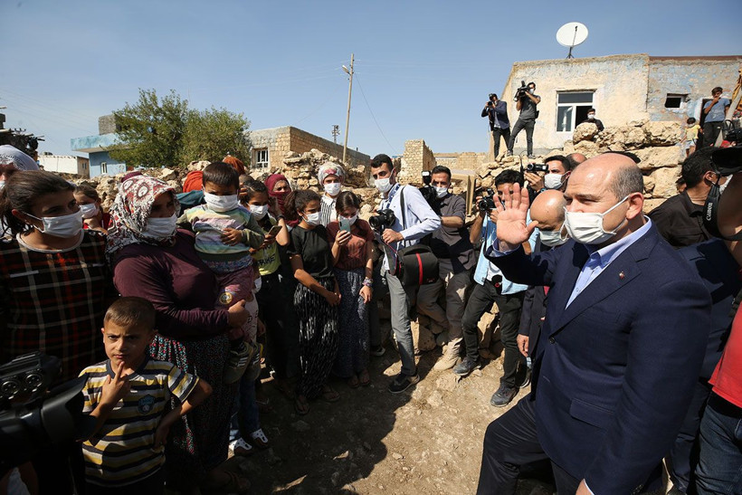 İçişleri Bakanı Soylu, Sakarya'da dövülen mevsimlik tarım işçilerini Mardin'de ziyaret etti - Resim: 1