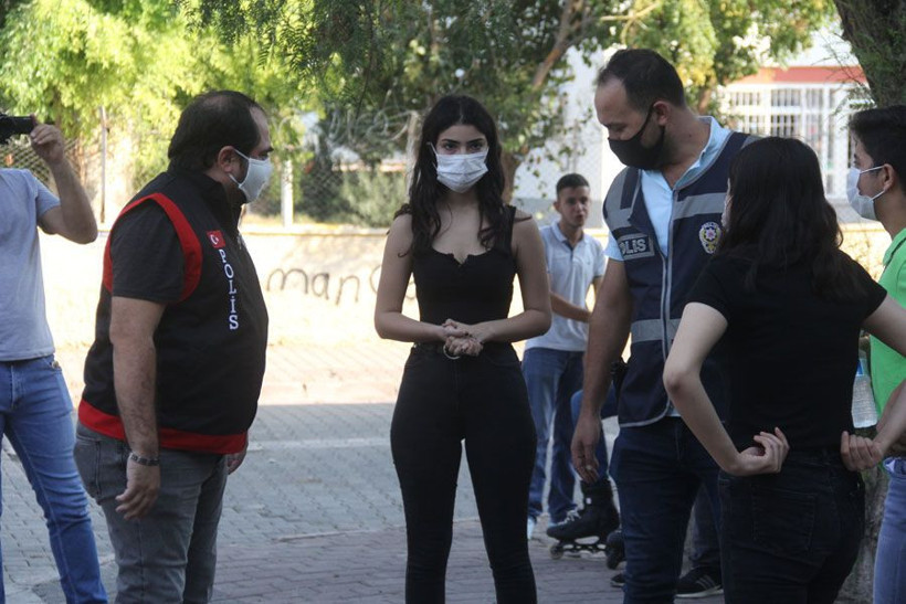 Adana'da hareketli dakikalar! Maskeyi koluna takan kız öğrenci polisten kaçtı - Resim: 1