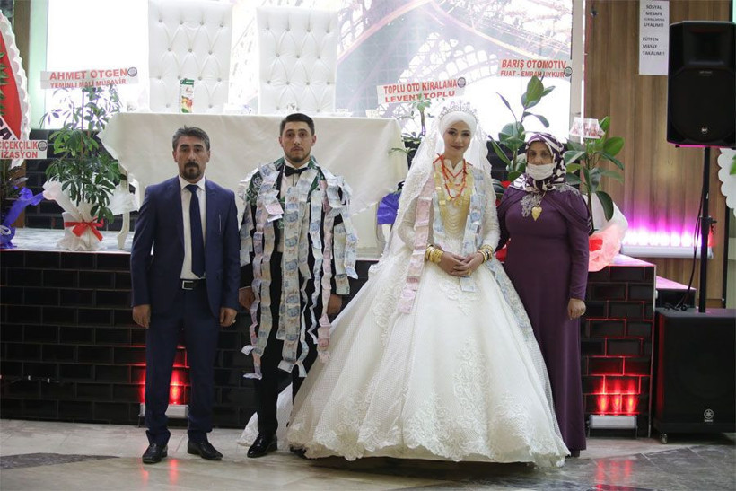 Muş'ta şaşırtan görüntü! 1 saatlik aşiret düğününün 40 dakikası takı töreniyle geçti - Resim: 1