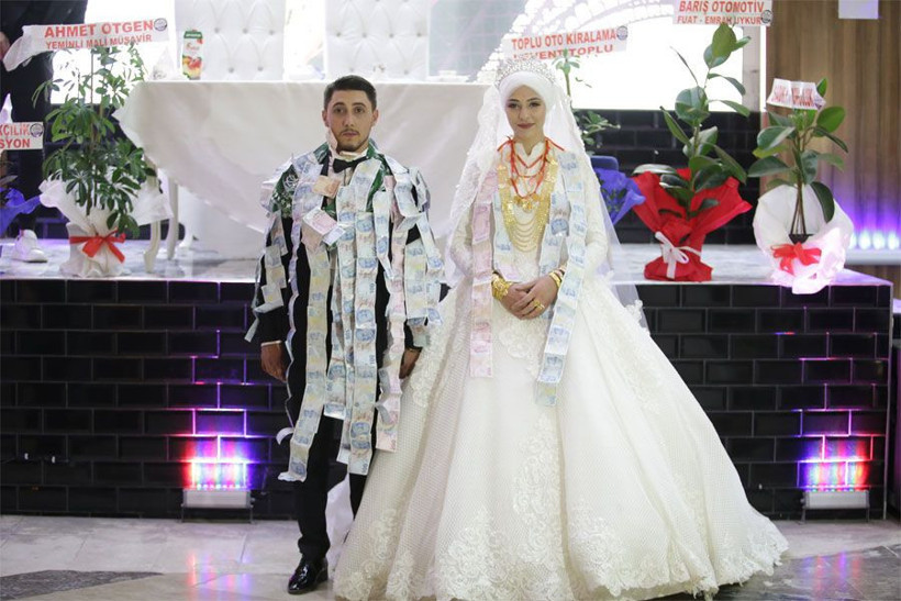 Muş'ta şaşırtan görüntü! 1 saatlik aşiret düğününün 40 dakikası takı töreniyle geçti - Resim: 3