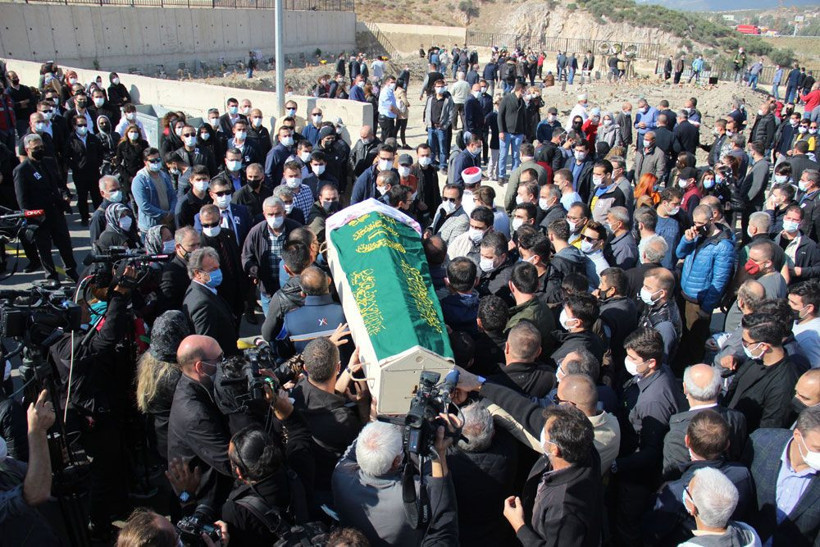 İzmir'de Ayda'nın annesi Fidan Keskin Gezgin'in cenazesi yürek yaktı - Resim: 1