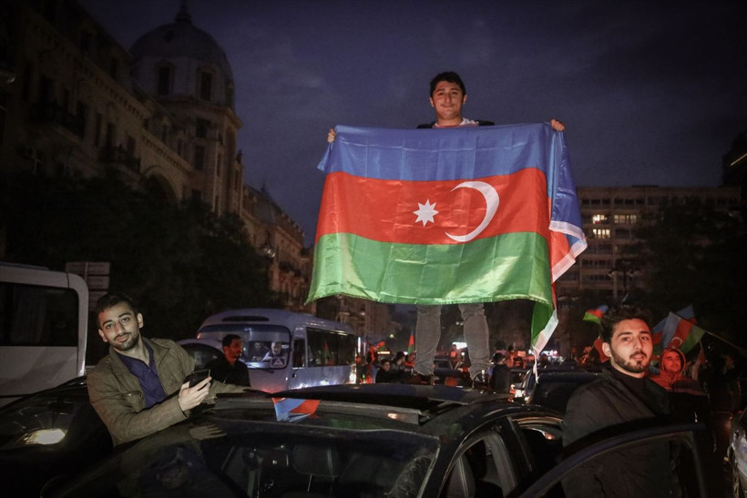 Azerbaycan'da zafer coşkusu! Dağlık Karabağ'da varılan zafer Azerbaycanlıları sokağa döktü - Resim: 2