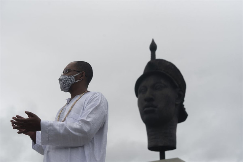 Koronavirüsten astronot kıyafetiyle korunmaya çalışıyor! İlginç Brezilyalı - Resim: 3