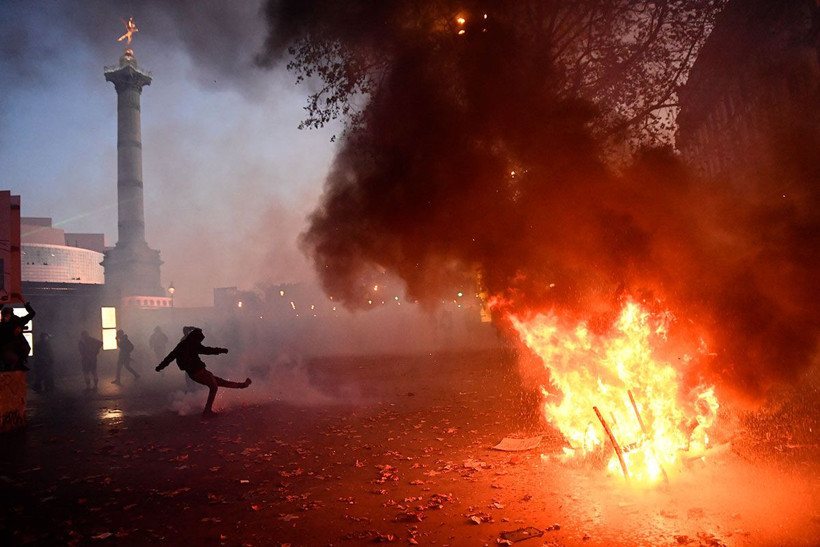 Paris yanıyor! Onbinlerce kişi sokağa çıktı Merkez Bankası ve araçlar yakıldı - Resim: 4