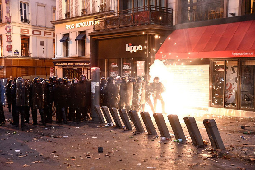 Paris yanıyor! Onbinlerce kişi sokağa çıktı Merkez Bankası ve araçlar yakıldı - Resim: 3